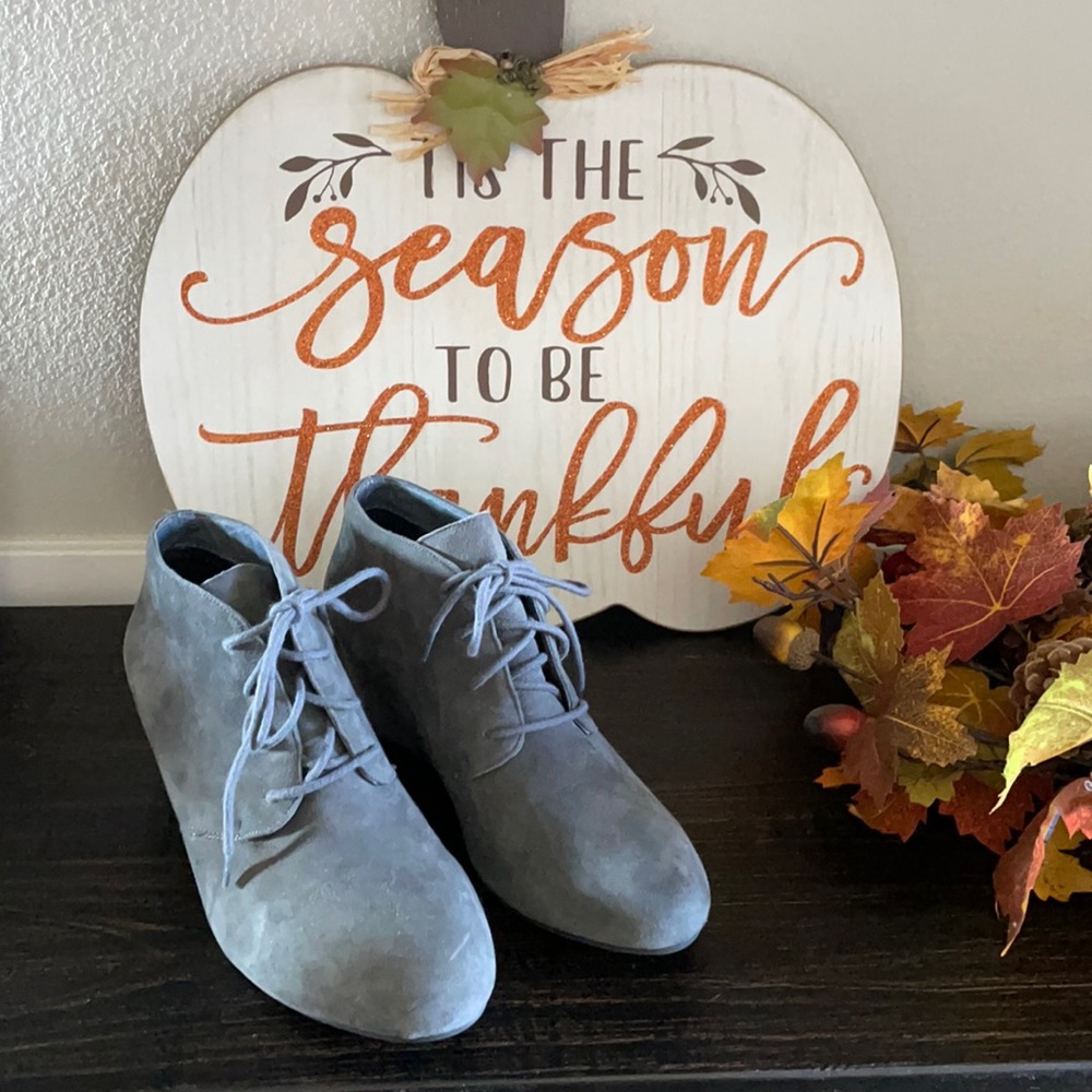 EUC Vionic gray suede bootie orthotic